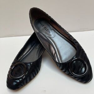 ANNE KLEIN O’Hare iFlex Black tone-on-tone zebra print flats - size 6.5